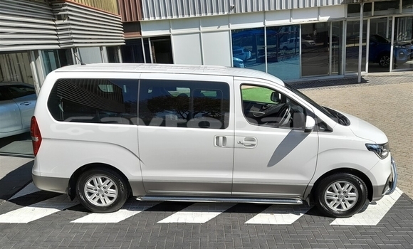 Buy Used Hyundai H1 White Car in Quba in Xacmaz